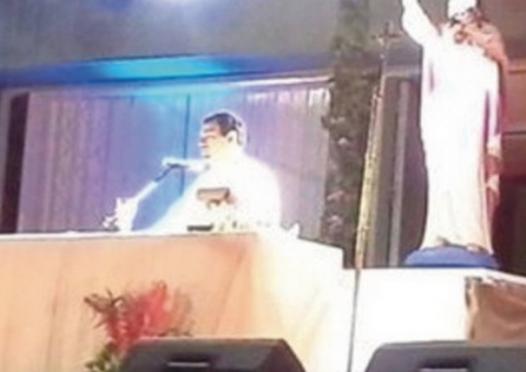 Foto flagra rosto de Jesus durante celebração de missa e bomba na internet