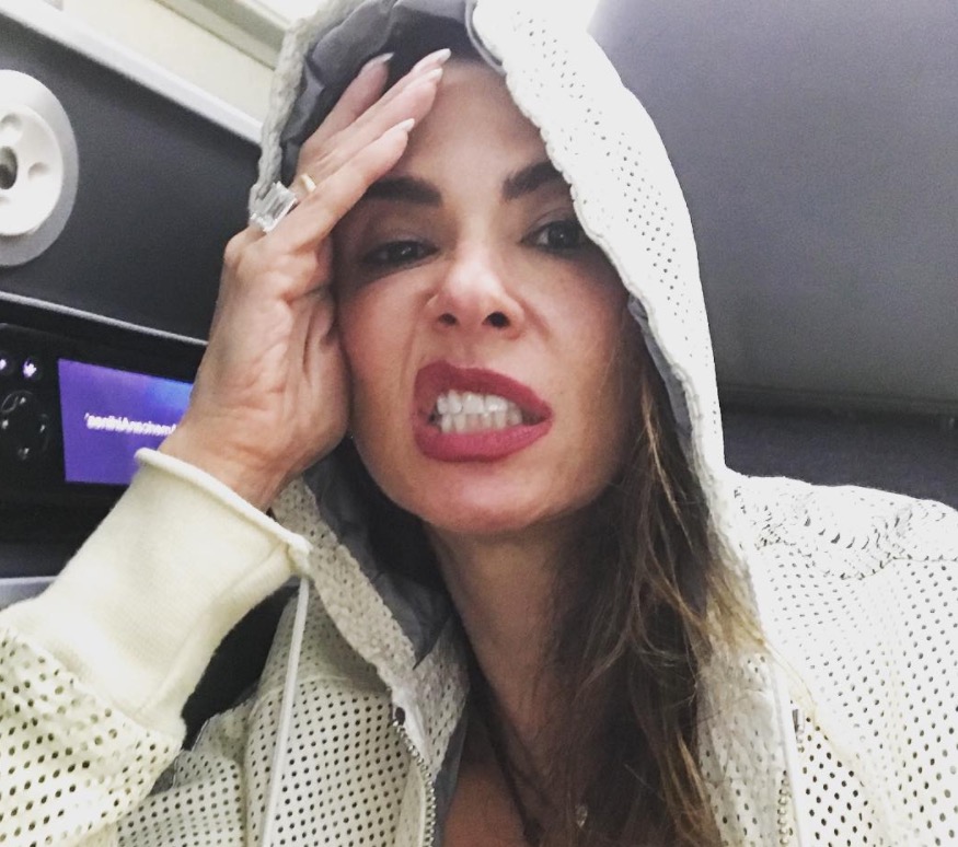  Luciana Gimenez posa completamente nua e polemiza no Instagram 