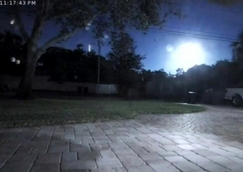 Câmeras registram momento que 'bola de fogo' surge no céu da Flórida