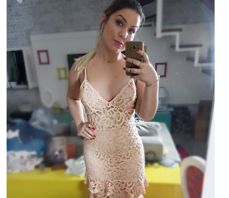 Ex-BBB Cacau mostra cintura fininha em vestido vazado