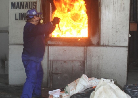 Sob forte esquema de segurança, drogas são incineradas em Manaus 