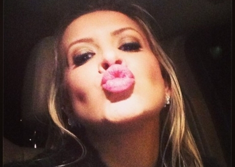 Ciência responde, por que as mulheres tiram foto fazendo biquinho?