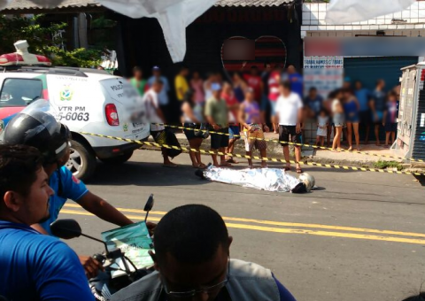 Suposto assaltante morre e comparsa é espancado após roubar adolescentes em Manaus