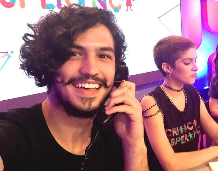 Gabriel Leone muda radicalmente o visual 