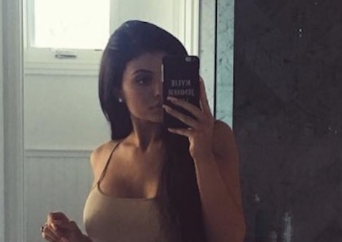  Embalada a vácuo, Kylie Jenner mostra curvas exuberantes e 'farol aceso'  