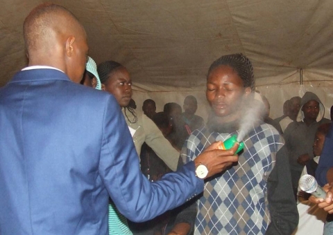 Pastor garante curar HIV e câncer usando inseticida nos fiéis  