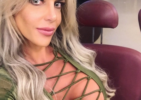 Denise Rocha exibe seios descomunais em foto e enlouquece marmanjos