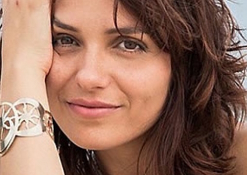  Mônica Iozzi posta foto de topless e fio-dental mas se arrepende em seguida