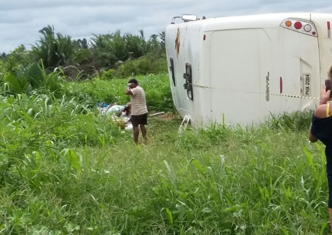 Ônibus do Ifam capota e um estudante morre no Amazonas