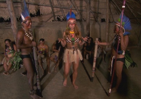 Sabrina Sato conhece tribo indígena e se transforma em índia no Amazonas