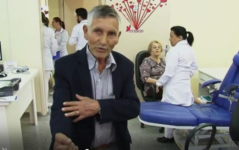 Homem doa sangue para mais de 100 transfusões