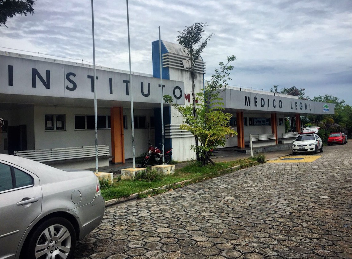 Conversando na calçada, homens são executados em bairros diferentes de Manaus