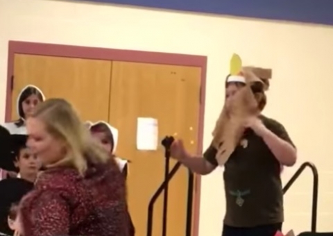 Professora humilha criança com autismo durante apresentação na escola e causa revolta