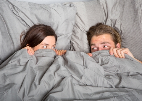 Casais que assistem TV juntos fazem mais sexo