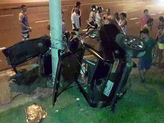Carro se parte ao meio em batida contra poste. Jovem morreu na hora