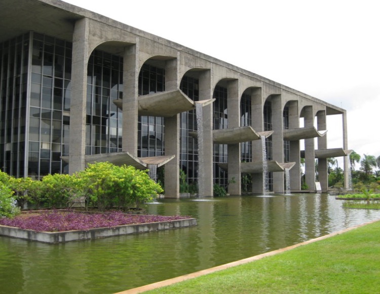 Suspeita de bomba fecha estacionamento na Esplanada dos Ministérios