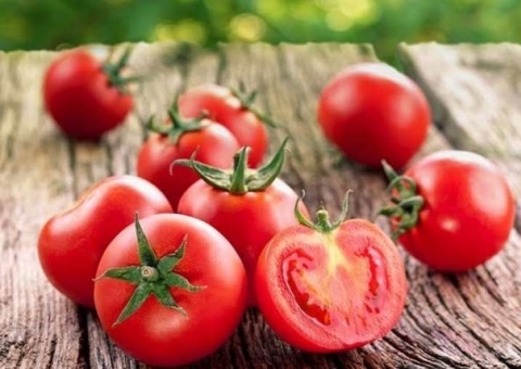 Tomate o fruto que cuida desde a saúde dos olhos a do coração