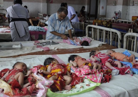  Policia descobre tráfico de bebês recém nascidos em caixas de biscoito na Índia 