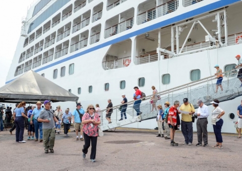Navio de cruzeiro atraca em Manaus com quase 800 pessoas  