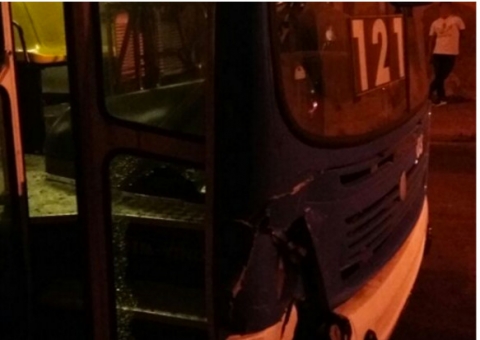 Motorista de ônibus leva dois tiros após discutir com motoqueiro em Manaus