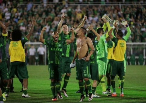 Avião da Chapecoense sofre acidente em viagem para Colômbia