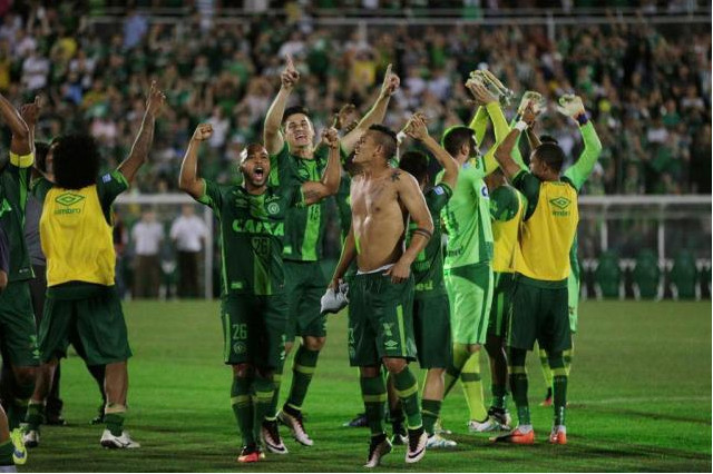 Avião da Chapecoense sofre acidente em viagem para Colômbia