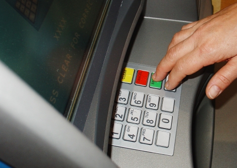 Ataque faz caixas eletrônicos "cuspirem" dinheiro