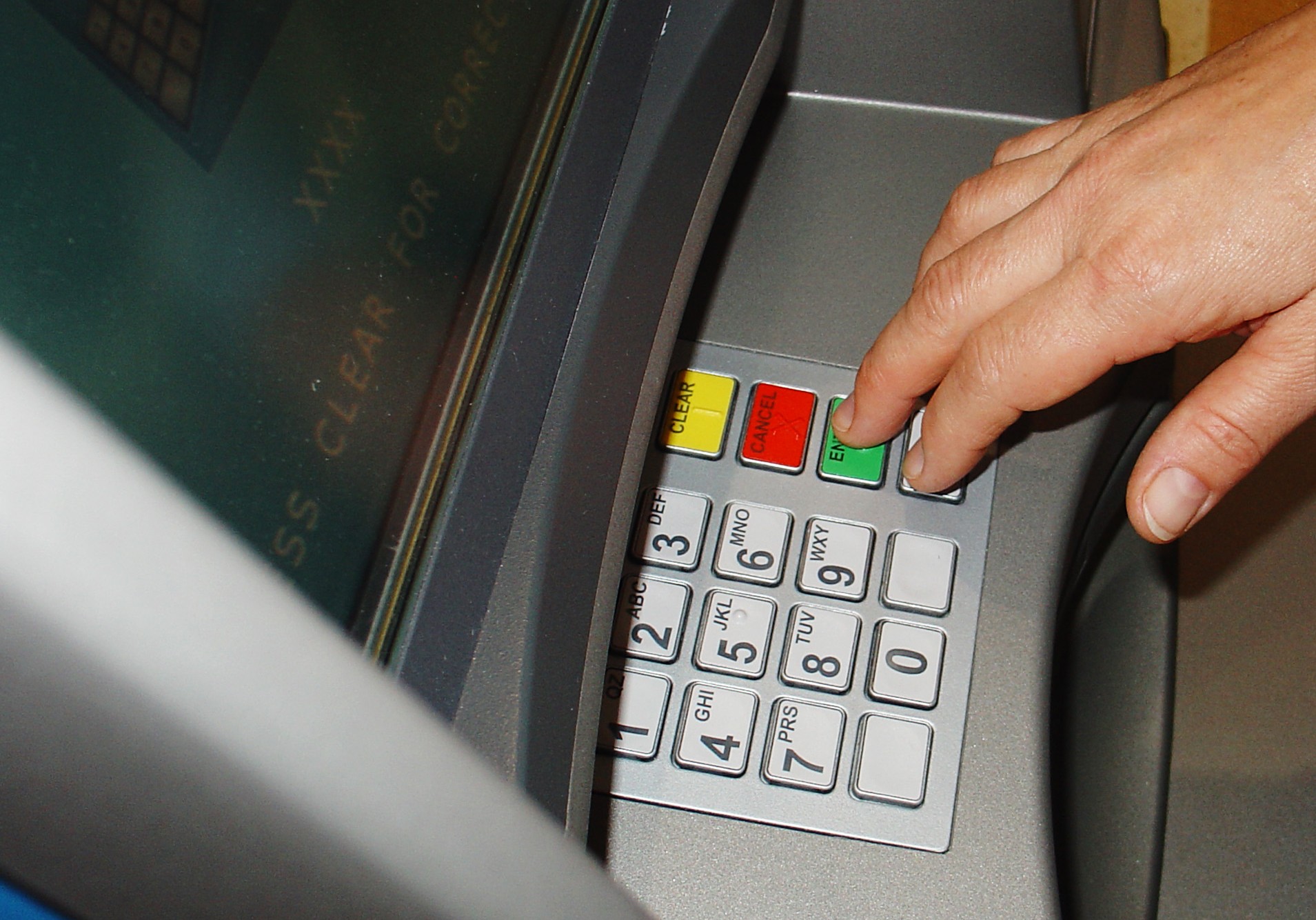 Ataque faz caixas eletrônicos "cuspirem" dinheiro