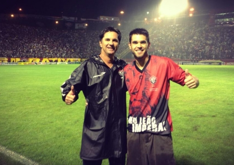 Filho do técnico Caio Júnior não embarcou porque esqueceu o passaporte 