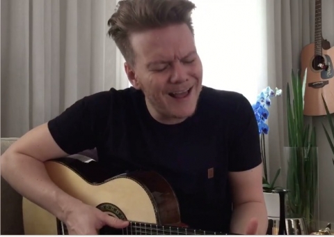 Michel Teló posta música em tributo às vítimas de tragédia com Chapecoense