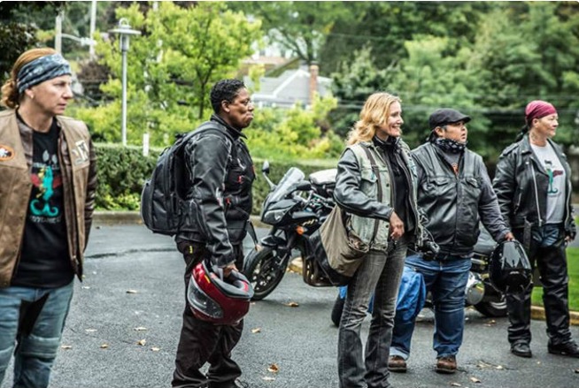 Mamães motoqueiras entregam leite materno para bebês prematuros 