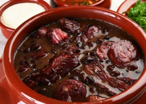 Tio Armênio tem feijoada com bufê livre e caipirinha liberada