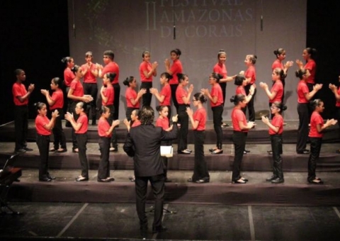 Coral Infantil realiza Encontro Natalino no Teatro da Instalação  