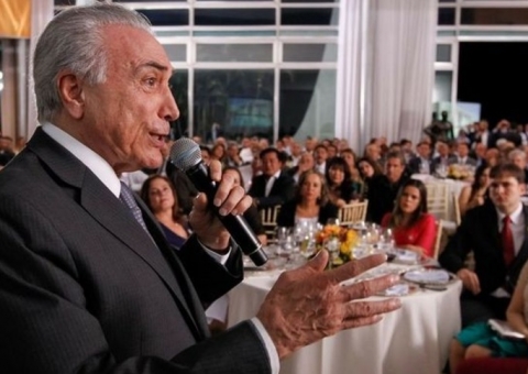    Em meio a manifestações, senadores encaminham votação da PEC do Teto de Gastos