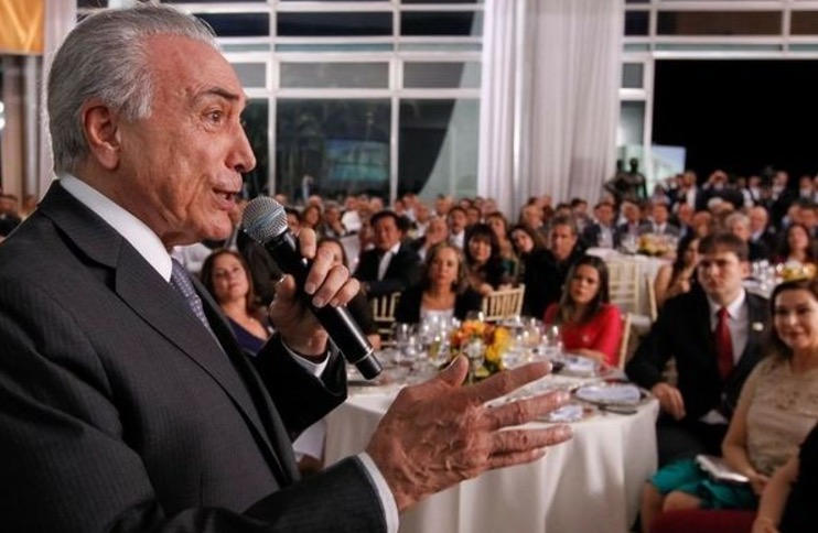    Em meio a manifestações, senadores encaminham votação da PEC do Teto de Gastos