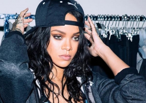 Rihanna sem sutiã, é traída pelos flashes e exibe 'detalhe' no seio