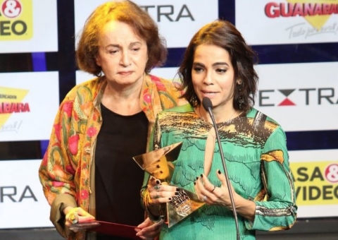 Viúva de Domingos Montagner chora ao receber prêmio pelo ator