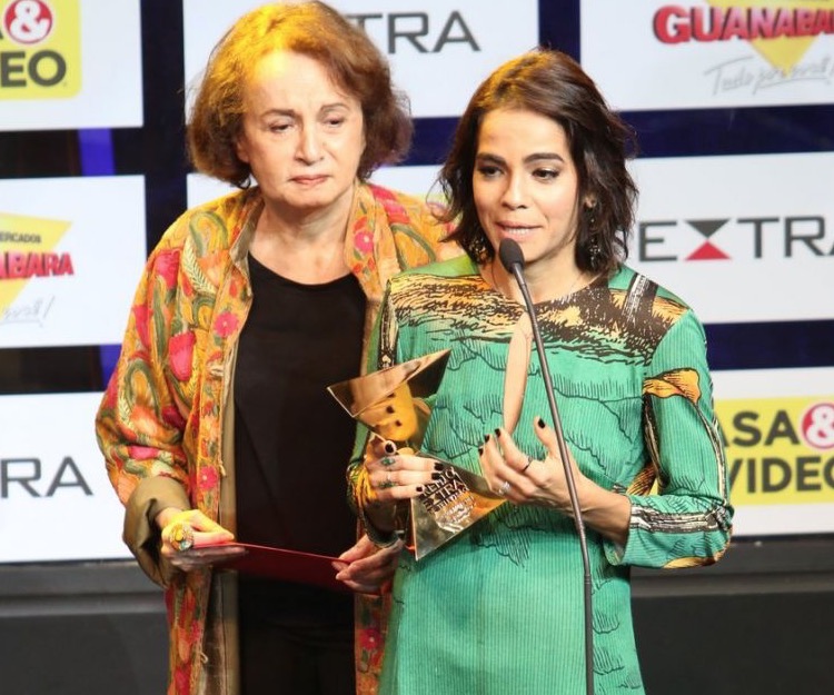 Viúva de Domingos Montagner chora ao receber prêmio pelo ator