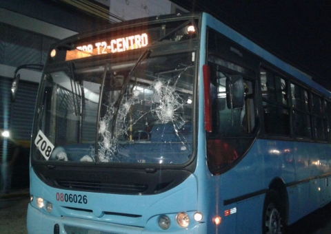Ônibus é quebrado durante protesto por morte de mulher em Manaus
