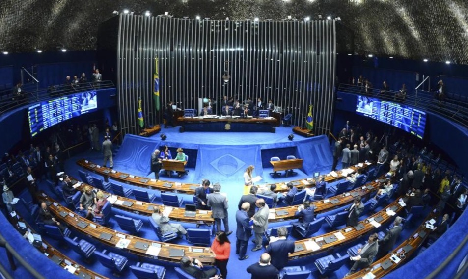 Senado desmembra PEC que põe fim a reeleição e adia votação