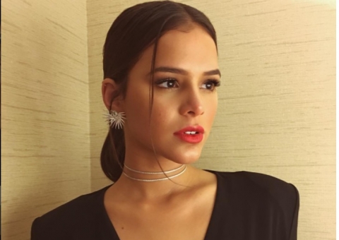 Bruna Marquezine volta para Barcelona após dias em Londres