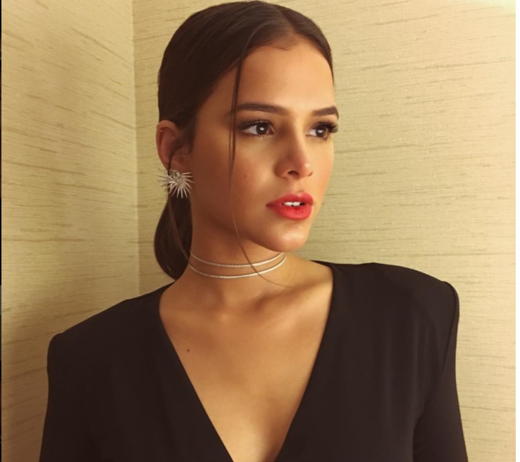 Bruna Marquezine volta para Barcelona após dias em Londres