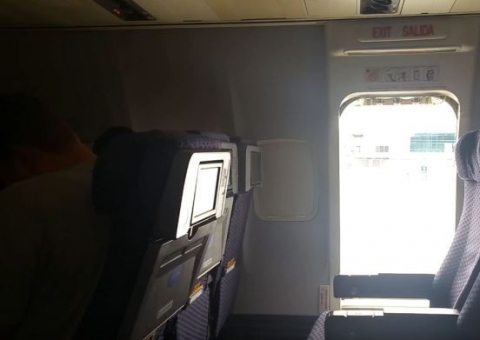Passageira abre porta de avião e salta
