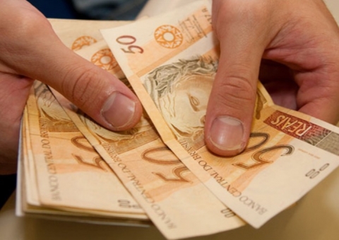 Prefeitura paga 14º e 15º salários a professores este mês