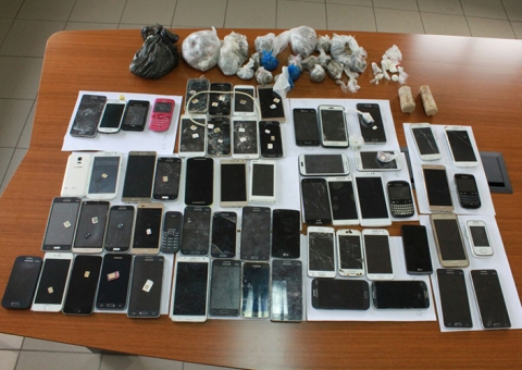 Bombas, celulares e armas são encontrados durante revista no Puraquequara