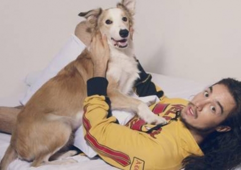 Tiago Iorc posa de cueca e mostra tatuagem no peito em ensaio para revista