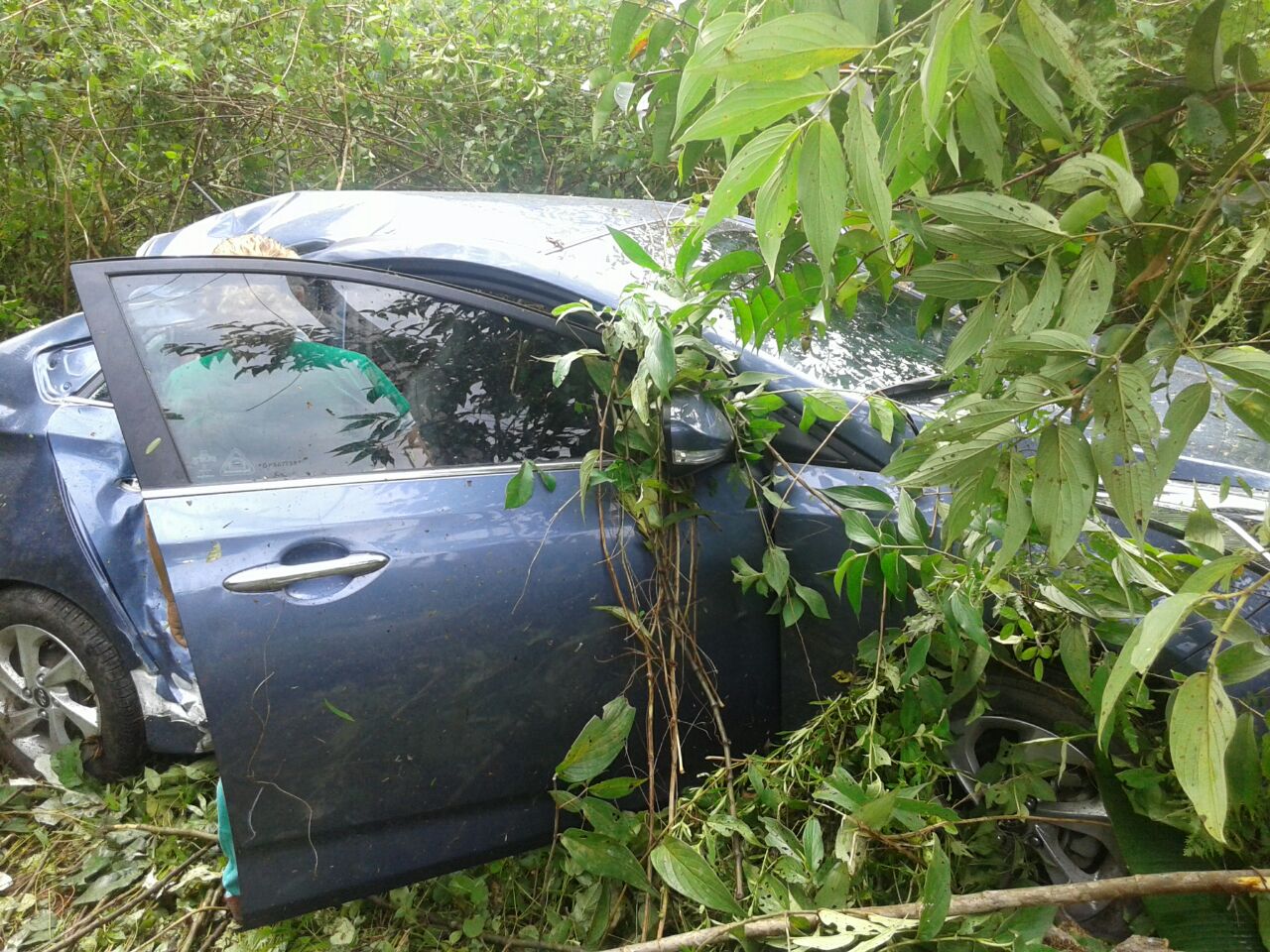  Motorista perde controle de carro após desviar de buraco na AM-010 