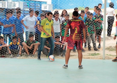 Escola realiza jogos internos e arrecada alimentos para Casa Vhida