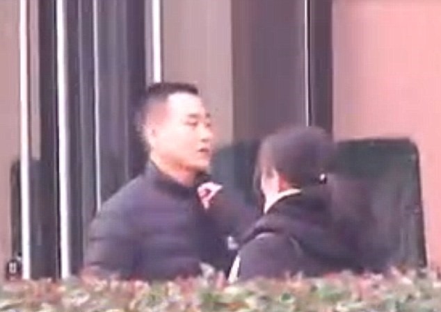 Homem pede divórcio por não suportar chulé de esposa 