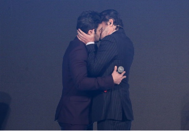 Marcelo Serrado e Marcos Versas dão beijão na boca durante evento
